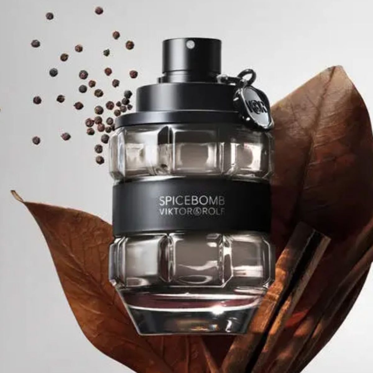 COMPRAR Spicebomb Extreme: para Adquirir el Mejor Perfume Masculino Si estás buscando COMPRAR Spicebomb Extreme, has llegado al lugar correcto. En Onlineshoppingcenterg, te ofrecemos el  Spicebomb Extreme de Viktor & Rolf, una fragancia potente y seductora diseñada para hombres que buscan destacar. A continuación, te contamos todo lo que necesitas saber antes de adquirir este icónico perfume.  ¿Qué es Spicebomb Extreme? Spicebomb Extreme es una versión más intensa y cálida del clásico Spicebomb de Viktor & Rolf. Esta fragancia,  combina notas especiadas, dulces y amaderadas, convirtiéndola en una de las mejores opciones para el invierno y la noche.  Spicebomb Extreme: A qué huele  Notas olfativas principales:  Top: Pimienta rosa, bergamota.  Corazón: Vainilla, tabaco.  Base: Pachulí, haba tonka.  Su aroma es cálido, especiado y adictivo, perfecto para hombres que buscan un perfume con gran duración y proyección, un perfume masculino, especiado y de lujo, Spicebomb Extreme es una excelente opción. En Onlineshoppingcenterg lo tenemos disponible al mejor precio    ¿Spicebomb Extreme es para el día o la noche?     Perfecto para la noche, eventos formales o citas.      Recomendado en invierno por su calidez especiada.   ¿A qué huele exactamente Spicebomb Extreme? ✔ Respuesta: Es una mezcla de:  Pimienta rosa y bergamota (notas frescas al inicio).  Vainilla y tabaco (corazón dulce y especiado).  Pachulí y haba tonka (base amaderada y cremosa).  ¿Spicebomb Extreme es unisex? ✔ Respuesta: Está diseñado para hombres, pero algunas mujeres lo usan por su toque vainillado.  14. ¿Qué edición limitada o especial existe de Spicebomb Extreme? ✔ Respuesta: Ha tenido lanzamientos como Spicebomb Extreme Infrared (más frutal), pero el EDP normal es el más popular.  15. ¿Cómo evoluciona el aroma en la piel con las horas? ✔ Respuesta:  Envíos a Bogotá, Medellín, Cali y Todo el País Si estás buscando COMPRAR Spicebomb Extreme en Colombia, en ONLINESHOPPINGCENTERG te ofrecemos envíos rápidos y seguros a Bogotá, Medellín, Cali, Barranquilla y todas las ciudades del país. Aquí encontrarás el mejor Spicebomb Extreme de Viktor & Rolf al mejor precio, con garantía de buena calidad  y entrega eficiente.  ¿Dónde COMPRAR Spicebomb Extreme en Colombia?         Spicebomb Extreme en Bogotá Envío express en 24-48 horas (Zonas cubiertas: Chapinero, Usaquén, Suba, Engativá y más).  Precios competitivos frente a perfumerías locales.         Spicebomb Extreme en Medellín Entregas en El Poblado, Laureles, Envigado y toda el área metropolitana.  Opciones de pago contra entrega para mayor seguridad.  Spicebomb Extreme en Cali Disponible con envío rápido a Granada, San Fernando, Ciudad Jardín y más.      Spicebomb Extreme en Barranquilla y Atlántico Envíos a Soledad, Puerto Colombia y municipios cercanos.  Garantía de productode calidad con factura electrónica.       Spicebomb Extreme en Antioquia Cobertura en Rionegro, Sabaneta, Bello e Itagüí.  Asesoría personalizada para elegir la mejor presentación (50ml, 90ml, 100ml).       Spicebomb Extreme en Valle del Cauca Entregas en Palmira, Yumbo y Jamundí.  Promociones especiales para clientes recurrentes.